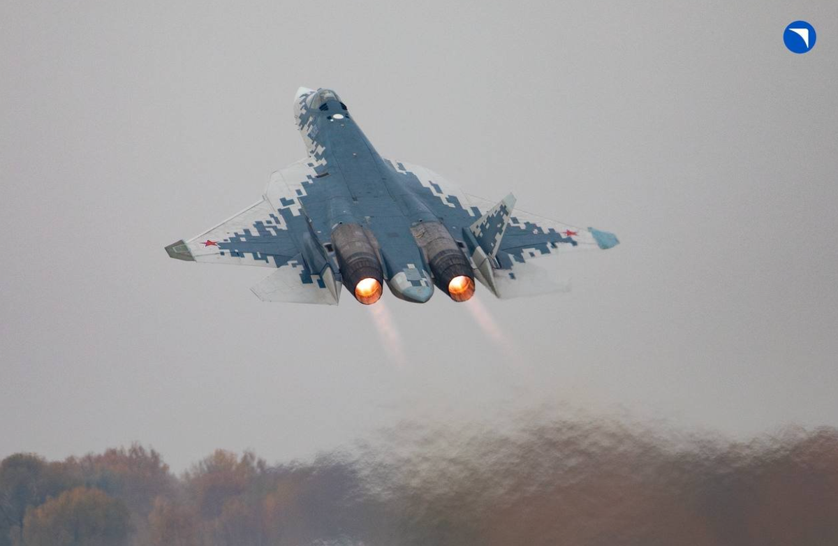 Bộ cảm biến của Su-57E bao gồm các hệ thống tìm kiếm và theo dõi hồng ngoại (IRST) và các tính năng đối phó điện tử để phát hiện và gây nhiễu radar của đối phương. Mặc dù có thiết kế tiên tiến, nhưng Su-57E vẫn phải đối mặt với nhiều thách thức, đặt ra câu hỏi về độ tin cậy và khả năng thực sự của nó. Sự chậm trễ trong sản xuất, các vấn đề phát triển động cơ và vụ tai nạn của một nguyên mẫu vào năm 2019 đã làm dấy lên nghi ngờ về khả năng cung cấp máy bay Su-57E này với số lượng lớn của Nga. Ảnh: @Defense Mirror.