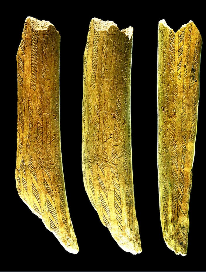 Hoa văn ban đầu gồm các dải chéo với những đường khắc tinh xảo, nhưng sau đó đã bị loại bỏ bằng cách đánh bóng và thay thế bằng một thiết kế mới. Hoa văn mới được tạo ra bằng nhiều dụng cụ cắt gọt, có các dải dọc với những đường xiên mảnh được sắp xếp thành ba khu vực riêng biệt. Ảnh: @Lars Larsson.