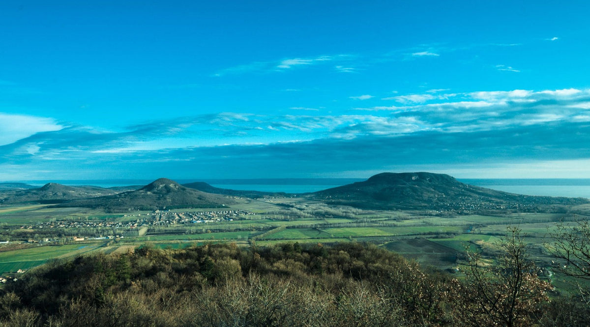 Khi tiến hành khai quật khảo cổ tại Somló, một ngọn đồi núi lửa ở phía tây Hungary nổi tiếng, các chuyên gia đến từ Bảo tàng Quốc gia Hungary bất ngờ tìm thấy nhiều vật thể lạ. Ảnh: @Bảo tàng Quốc gia Hungary.