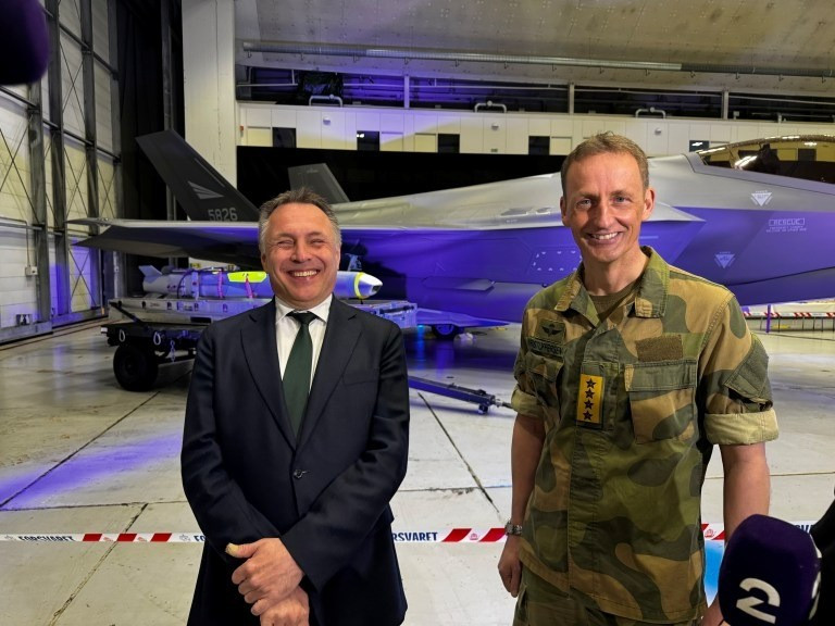 Ngoài ra, Bộ trưởng Quốc phòng Na Uy Tore O. Sandvik cho biết thêm. "Đức là đối tác châu Âu cực kỳ quan trọng trong hợp tác quốc phòng, cũng như là đồng minh quan trọng và có giá trị trong NATO". Thỏa thuận này dự kiến ​​có giá trị khoảng 645 triệu đô la, nhưng tổng số tên lửa liên quan không được tiết lộ.