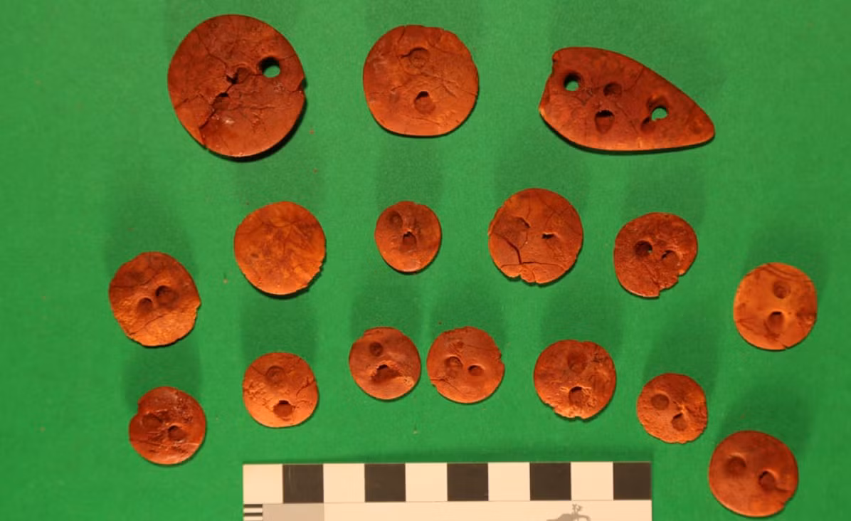 Các nghiên cứu khảo cổ chuyên sâu cho thấy, ngôi mộ này có niên đại từ khoảng năm 3.400 TCN trong giai đoạn chuyển tiếp giữa thời đồ đá mới và thời đại đồ đồng. Trong thời kỳ này, việc khai thác kim loại và đá đặc biệt phát triển ở một số khu vực, cùng với việc chế biến những vật liệu đó thành hàng hóa, vật dụng có giá trị cao. Ảnh: @Đại học bang Petrozavodsk.