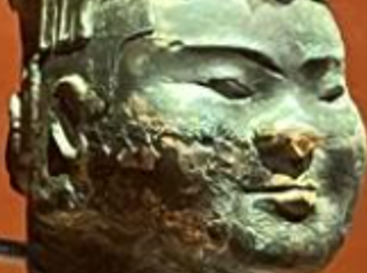 Bức tượng có một khớp nối dưới cổ, phần dưới thon dần và bên trong rỗng. Dựa trên điều này, nó có thể là một chi tiết trang trí cho vật thể nào đó. Phần thân chính của nó có thể đang được giấu ở đâu đó tại địa điểm cuộc khai quật ban đầu. Ảnh: @Bảo tàng Hàm Dương.