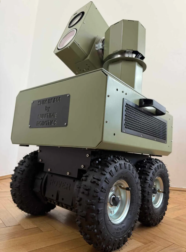 Hệ thống laser chống máy bay không người lái SlimBeam được thiết kế để tích hợp trên cả các vị trí phòng thủ cố định, và xe chiến đấu mặt đất không người lái (UGV), điều này giúp tăng cường tính linh hoạt cho các hoạt động đa dạng trên tiền tuyến. Ảnh: @Fulltime Robotics.