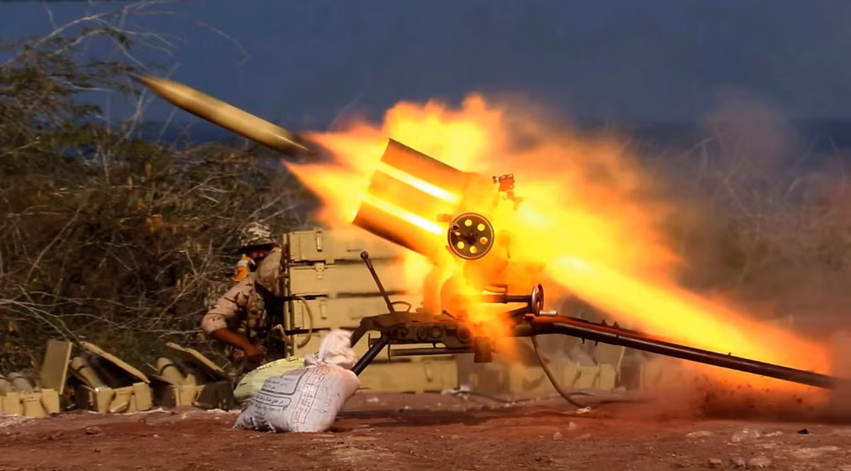 Việc bắn tên lửa ngẫu nhiên, như đã đưa tin, cho thấy sự cố trong phối hợp, với các đơn vị hoạt động độc lập thay vì là một phần của phòng thủ gắn kết. Điều này đặt ra câu hỏi về khả năng phục hồi của cơ sở hạ tầng quân sự của Iran dưới áp lực, đặc biệt là trước một đối thủ vượt trội về mặt công nghệ. Ảnh: @ The Times of Israel.