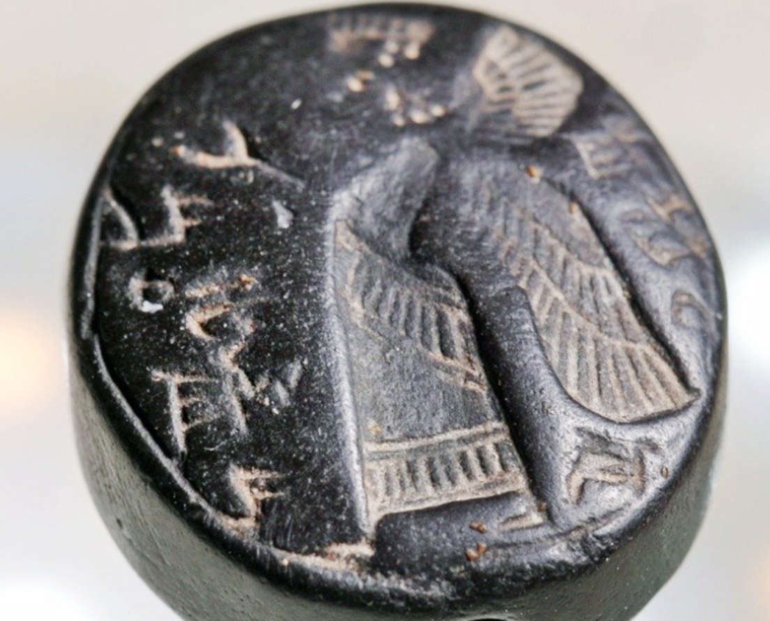 Trên con dấu này có khắc một dòng chữ bằng chữ Do Thái cổ có nội dung "LeYeho'ezer ben Hosh'ayahu". Ảnh: @Cơ quan Cổ vật Israel.