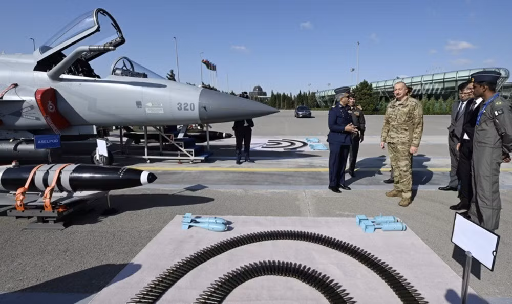 Ở góc độ chiến lược, thỏa thuận JF-17 phản ánh nỗ lực của Ả Rập Xê Út trong việc đa dạng hóa đối tác quốc phòng và giảm phụ thuộc vào phương Tây. Với Pakistan, việc Riyadh trở thành khách hàng lớn sẽ là sự xác nhận quan trọng cho năng lực công nghiệp quốc phòng và thúc đẩy mạnh mẽ chiến lược xuất khẩu vũ khí.