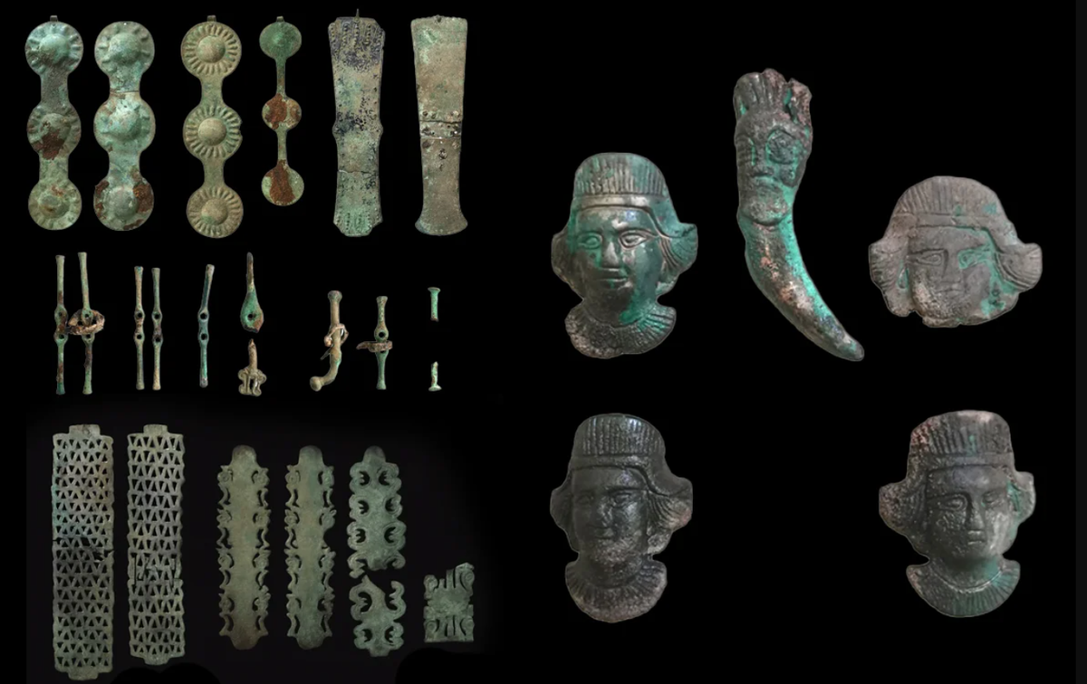 Bộ sưu tập cổ còn bao gồm các mảnh sắt, miếng che má bằng sừng và kim loại, khóa thắt lưng, đồ trang trí bằng đồng và xương, cùng nhiều dải đeo trán độc lạ. Ảnh: @Đoàn thám hiểm khảo cổ Ural.