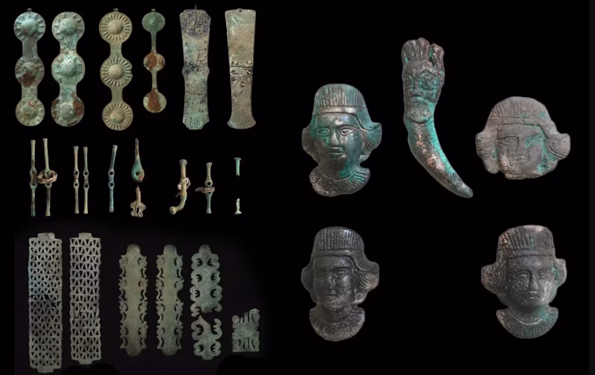 Bộ sưu tập cổ còn bao gồm các mảnh sắt, miếng che má bằng sừng và kim loại, khóa thắt lưng, đồ trang trí bằng đồng và xương, cùng nhiều dải đeo trán độc lạ. Ảnh: @Đoàn thám hiểm khảo cổ Ural.