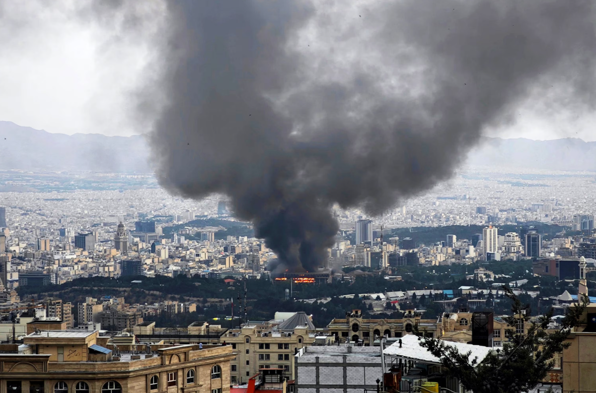 Cuộc tấn công này được cho là đã làm tê liệt các hệ thống radar, trung tâm chỉ huy và kho đạn dược, nó đặt ra những câu hỏi cấp bách về sự sẵn sàng của quân đội Iran và sự tinh vi trong chiến thuật của Israel. Mặc dù không quốc gia nào chính thức xác nhận toàn bộ phạm vi của cuộc tấn công này, nhưng sự kiện này đánh dấu sự leo thang đáng kể trong cuộc chiến tranh ngầm lâu đời của hai bên, với những hàm ý có thể định hình lại cán cân quyền lực mong manh của khu vực. Ảnh: @ ABC News.
