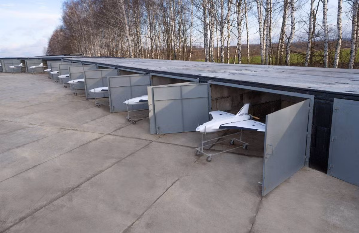 Có thể thấy, UAV Gerbera tiếp tục gây sức ép lên các nguồn lực phòng không vốn đã hạn chế của Ukraine. Chi phí thấp và tính đơn giản của nó cho phép Nga sản xuất những máy bay không người lái này với số lượng lớn. Đối với mỗi máy bay không người lái Gerbera được triển khai, Ukraine phải sử dụng đạn dược từ các hệ thống phòng không của mình để vô hiệu hóa chúng. Ảnh: @ C-UAS Hub.