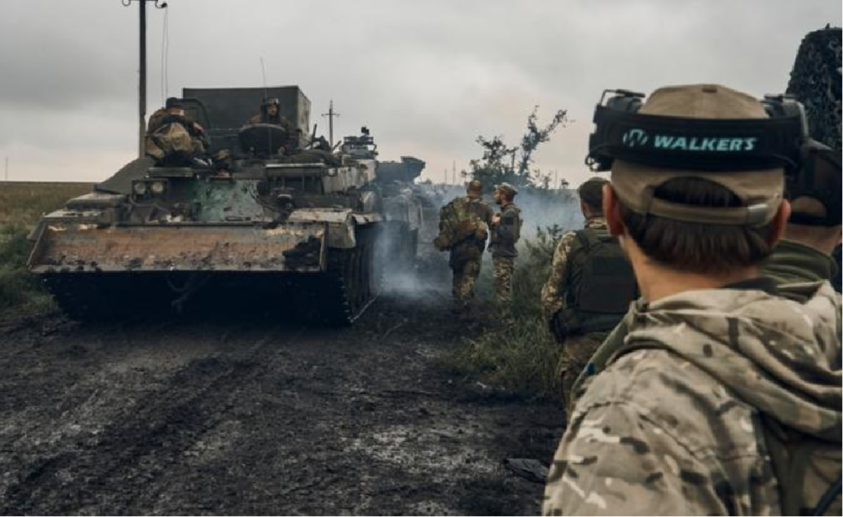 Tuy nhiên, nhiều kênh quân sự Ukraine tỏ ra bối rối trước tốc độ tấn công quá nhanh của Nga, khiến tuyến phòng thủ của họ sụp đổ tan tành. Hiện tại, quân Ukraine đang khẩn trương bố trí bãi chông và mìn dọc theo đường H32 và các đường đất hai bên, đồng thời tăng cường sử dụng UAV cho nhiệm vụ trinh sát và tấn công, nhằm đề phòng khả năng Nga bất ngờ tung đòn chớp nhoáng đánh thẳng vào Konstantinovka. Ảnh: TASS