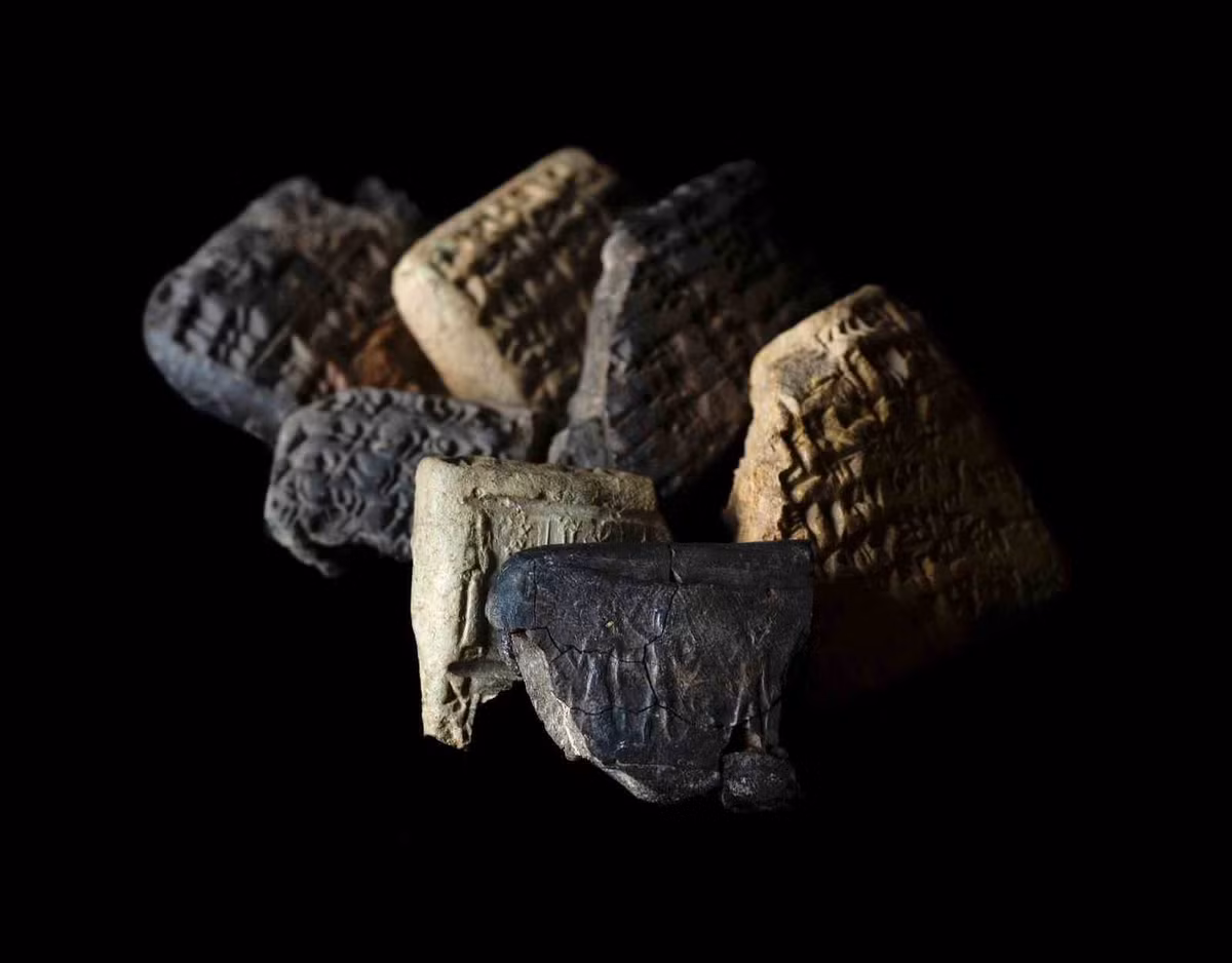 Các nhà khảo cổ học ở miền nam Thổ Nhĩ Kỳ đã khai quật được những phiến đất sét khắc chữ hình nêm và dấu ấn con dấu có niên đại 3.500 năm tuổi, được cho là từng thuộc về một vị vua Hittite vô danh. Ảnh: @Bộ Văn hóa và Du lịch Thổ Nhĩ Kỳ.