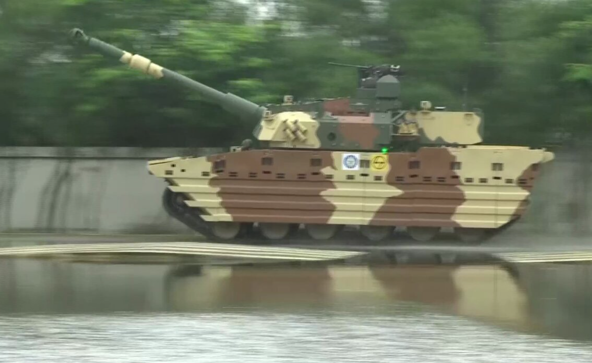 Vũ khí phụ bao gồm một súng máy đồng trục 7,62mm và một súng máy hạng nặng NSVT 12,7mm với hệ thống điều khiển hỏa lực tự động. Một số cấu hình dường như được trang bị bệ phóng tên lửa chống tăng có điều khiển. Ảnh: @ India Today.