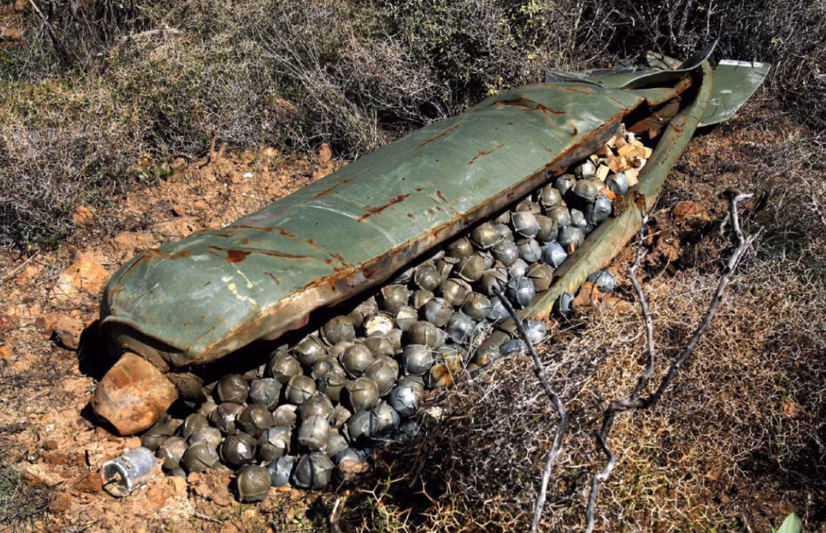 Tuy nhiên, bom chùm phát tán nhiều quả bom bi được biết đến là gây ra thiệt hại bừa bãi cho dân thường. Hơn 100 quốc gia đã ký kết thỏa thuận năm 2008 để cấm chúng, nhưng Israel và Iran vẫn chưa thông qua lệnh cấm này. Văn bản của Công ước về bom chùm năm 2008 nêu rõ: “Bom chùm giết hoặc làm bị thương dân thường, bao gồm phụ nữ và trẻ em, cản trở sự phát triển kinh tế và xã hội… cản trở quá trình phục hồi và tái thiết sau xung đột (và) trì hoãn hoặc ngăn cản sự trở về của người tị nạn và những người phải di dời trong nước… trong nhiều năm sau khi sử dụng loại bom này”. Ảnh: @ Toronto Star.