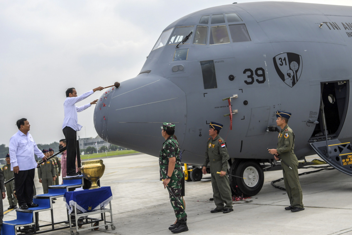 Về mặt kinh tế, Indonesia phải đối mặt với những thách thức trong việc tài trợ cho các vụ mua sắm quốc phòng quy mô lớn. Với ngân sách quốc phòng khoảng 9 tỷ đô la vào năm 2024, quốc gia này phải cân bằng giữa hiện đại hóa quân sự với các ưu tiên khác, chẳng hạn như cơ sở hạ tầng và các chương trình xã hội quốc phòng. Ảnh: @19FortyFive.