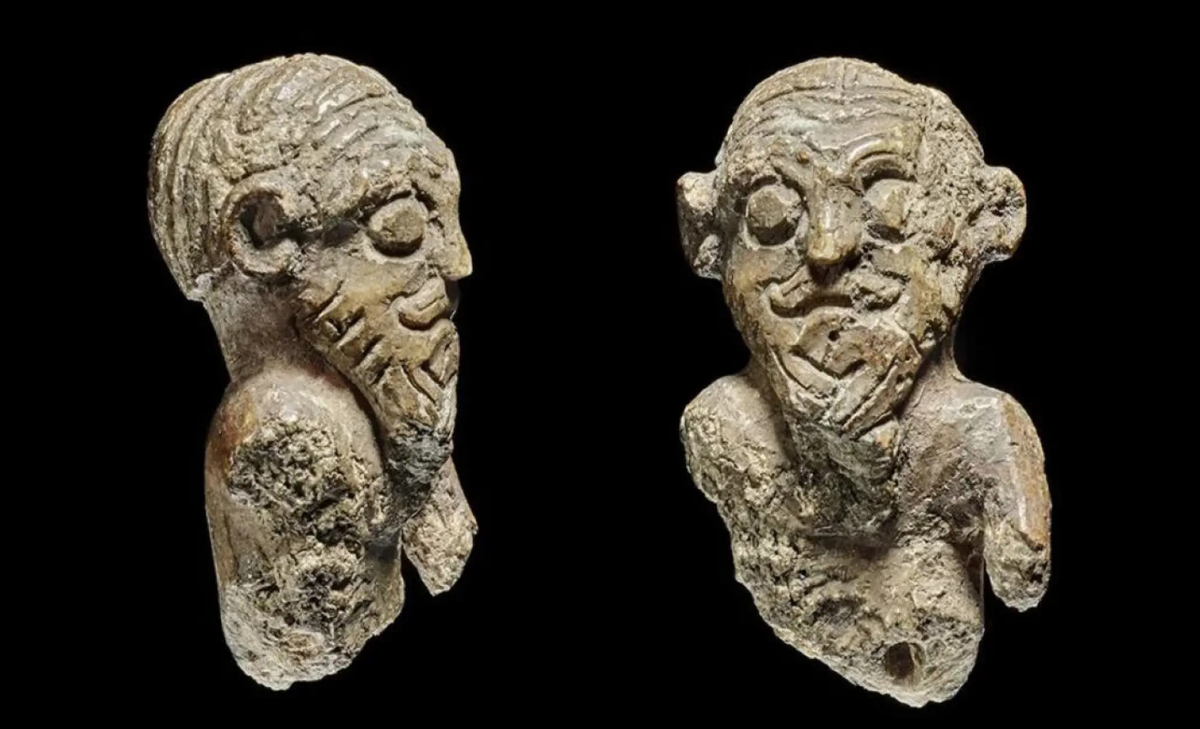 Đó là một bức tượng nhỏ khắc họa phần đầu và thân mình của một người Viking với nét mặt sắc sảo và kiểu tóc cầu kỳ. Ảnh: @Bảo Tàng Quốc Gia Na Uy.