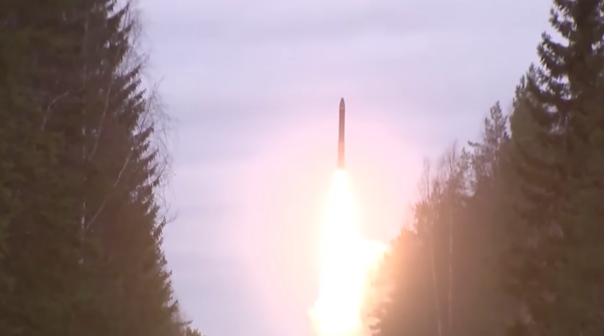 Tổng thống Nga Putin khẳng định, hệ thống tên lửa đạn đạo siêu thanh Oreshnik này "không thể đánh chặn" và có khả năng hủy diệt tương đương với bom nguyên tử. Ảnh: @Military Power.