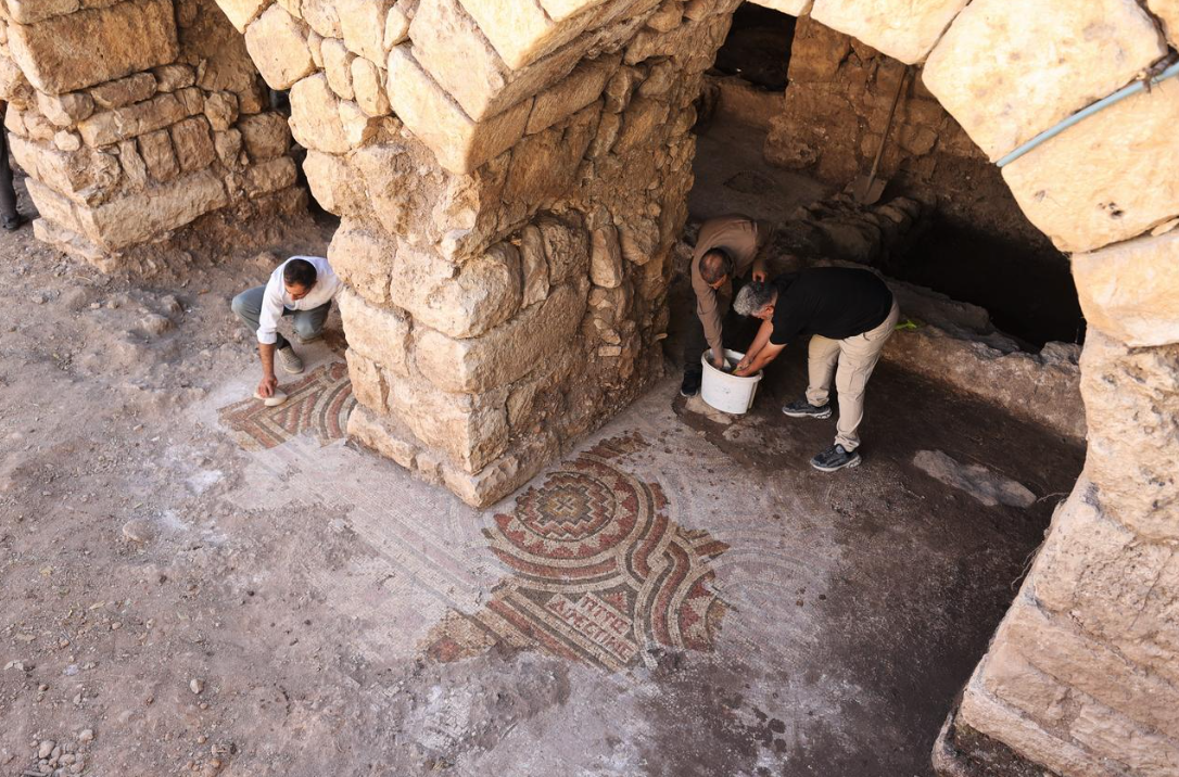 Nhóm khai quật cũng phát hiện ra một manh mối về người có thể đã sở hữu hoặc đặt làm bức tranh sàn khảm 1.500 năm tuổi này. Bởi ở một phần, các viên gạch lát sàn ghép lại thành dòng chữ “Tittos Domestikos”. Ảnh: @Bảo tàng Mardin.