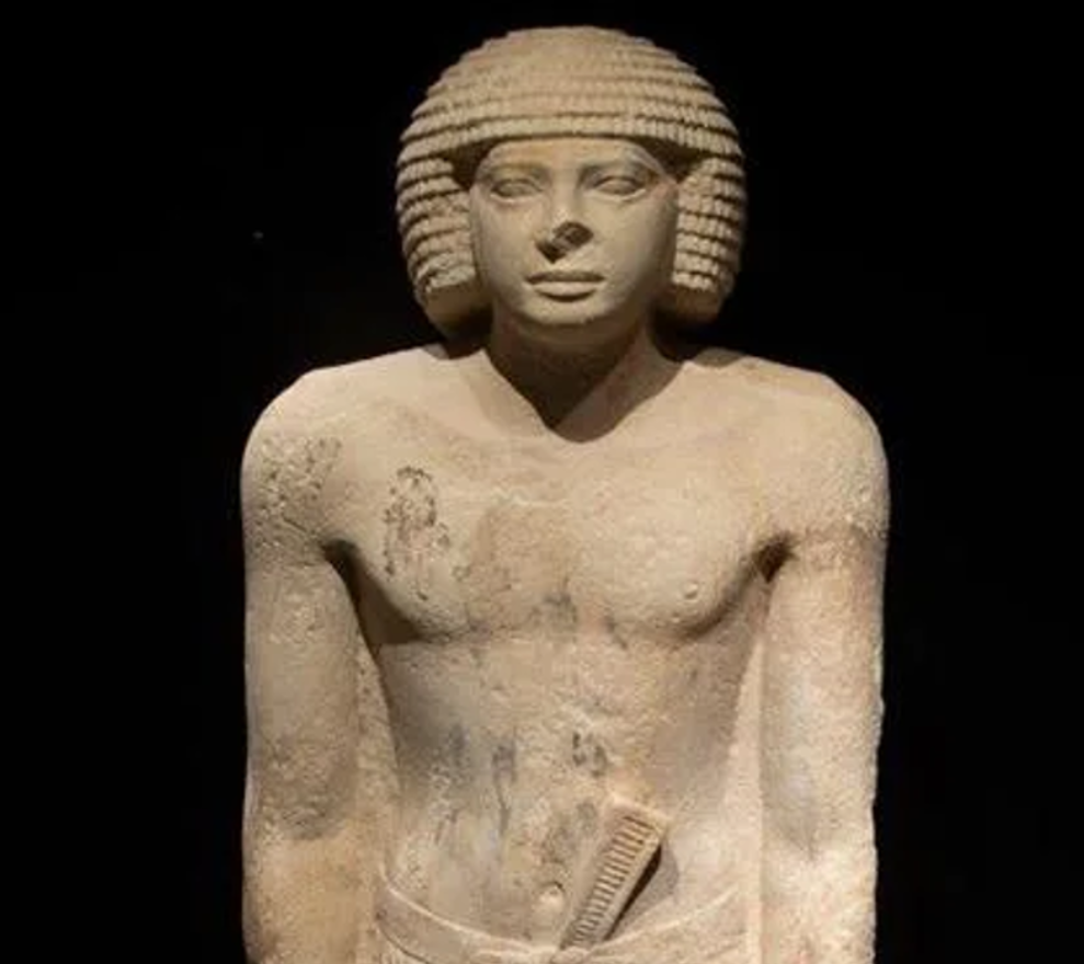 Thân hình ông cường tráng, cơ bắp được định hình bởi kỹ thuật điêu khắc điêu luyện. Ảnh: @Hội Đồng Cổ Vật Tối Cao Ai Cập.