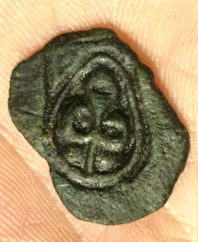 Rất có thể đây không phải là một đồng xu theo đúng nghĩa. Nó thiếu chữ khắc, hệ thống biểu tượng được mã hóa. Hình nổi thấp, gần như nhạt nhẽo; cạnh không đều; phôi kim loại dường như chưa hoàn thiện sau khi được đúc. Ảnh: @Wez Biddles.