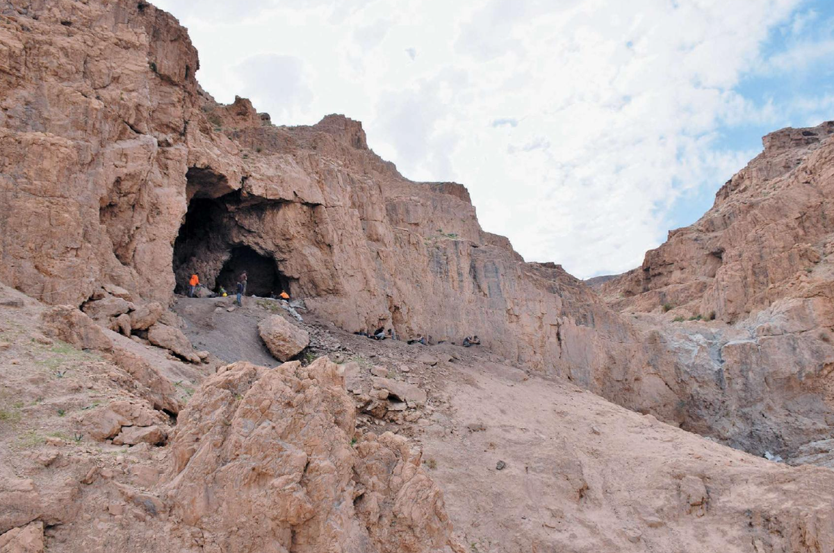 Khi tiến hành khai quật các di tích khảo cổ có trong hang động Nahal Hever ở Sa mạc Judean, Israel, các chuyên gia đến từ Viện Hàn lâm Khoa học Áo bất ngờ tìm thấy một tấm giấy cói cổ xưa, độc lạ. Ảnh: @Viện Hàn lâm Khoa học Áo.