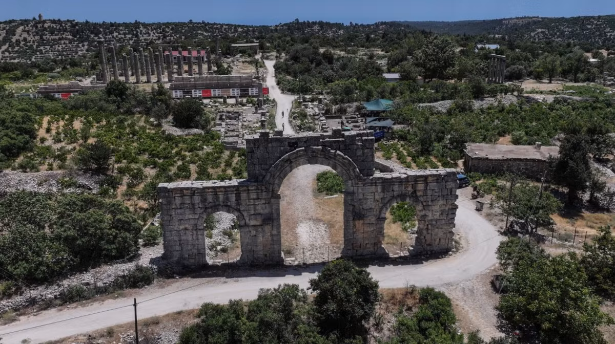 Và trong quá trình khai quật một con phố 3 cổng thành nằm giữa thành phố cổ này, các chuyên gia khảo cổ đến từ Bộ Văn hóa và Du lịch Thổ Nhĩ Kỳ và Đại học Mersin (MEÜ) đã bất ngờ tìm thấy một chiếc cân sắt và các quả cân cổ xưa kỳ lạ. Ảnh: @ Bộ Văn hóa và Du lịch Thổ Nhĩ Kỳ.