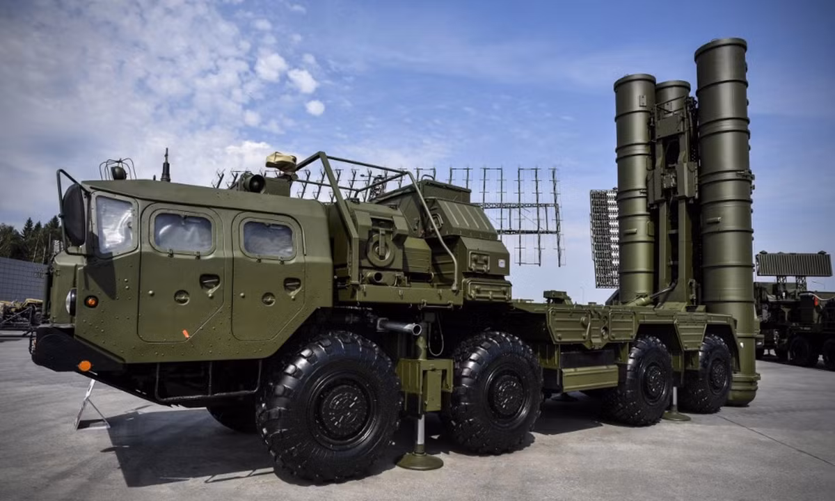 Bên cạnh đó, hệ thống phòng không S-400 Triump thường được ca ngợi là một trong những hệ thống phòng không mạnh nhất của Nga, dựa trên sự kết hợp các tên lửa được thiết kế để đánh chặn mục tiêu ở nhiều độ cao và tầm bắn khác nhau. Ảnh: @ militarnyi.