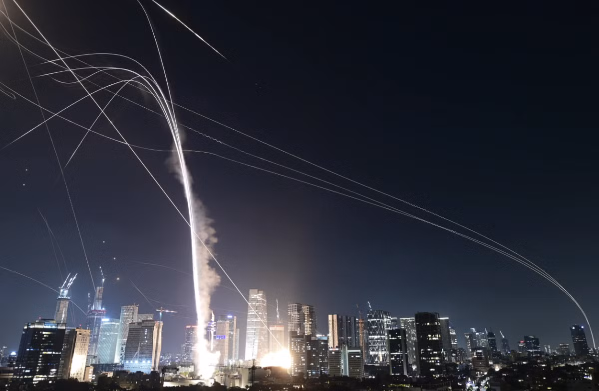 Lực lượng Vệ binh Cách mạng Hồi giáo Iran (IRGC) cho biết, họ đã nhắm mục tiêu vào các trung tâm quân sự và căn cứ không quân của Israel, bằng các cuộc tấn công bằng tên lửa đạn đạo. Ảnh: @/Tomer Neuberg.