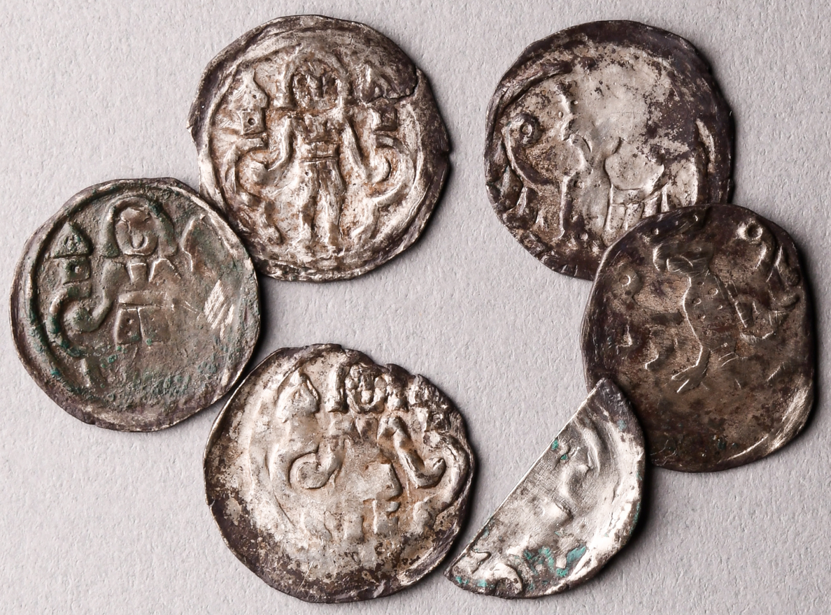 Các kỹ thuật thăm dò, phân tích khảo cổ học chuyên sâu cho thấy, đó là sáu đồng xu cổ làm bằng chất liệu bạc nguyên chất. Ảnh: @Văn phòng Bảo tồn Di tích Lịch sử bang Berlin.