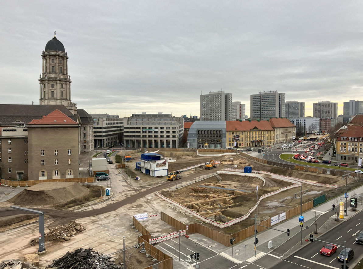 Khi tiến hành khai quật quảng trường cổ nhất Berlin, nước Đức, Molkenmarkt, các chuyên gia đến từ Văn phòng Bảo tồn Di tích Lịch sử bang Berlin bất ngờ tìm thấy hàng loạt vật thể cổ xưa kỳ lạ. Ảnh: @Văn phòng Bảo tồn Di tích Lịch sử bang Berlin.