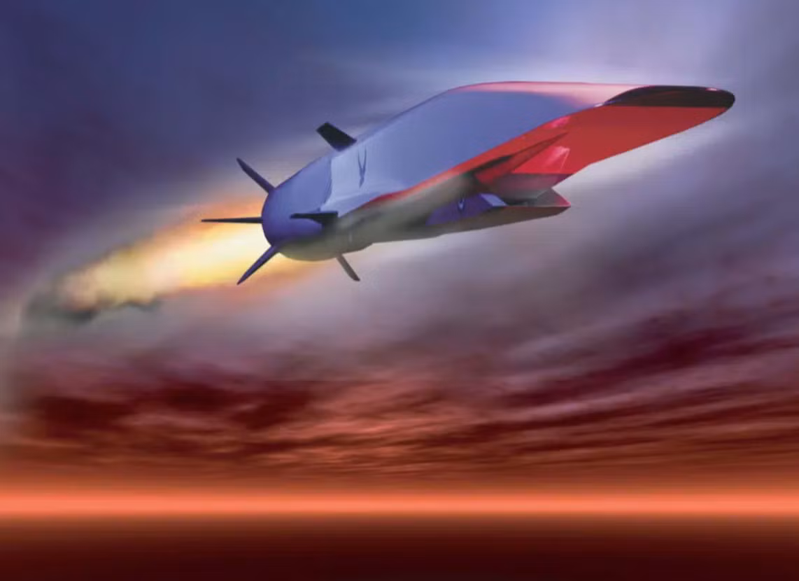 Không chỉ dừng tại đó, một số nguồn tin cho rằng, Nga đã lần đầu tiên sử dụng tên lửa siêu thanh Zircon từ tiêm kích Su-57 vào tuần trước. Tên lửa này được lắp đặt trên các giá đỡ cứng bên ngoài của máy bay. Tuy nhiên, các nguồn tin khác lại cho rằng, kích thước của Zircon không phù hợp với Su-57 và tên lửa trên các giá đỡ cứng bên ngoài của Su-57 có thể là phiên bản Zircon nhỏ hơn mới được phát triển, có tầm bắn ngắn hơn. Ảnh: @Russia Beyond.