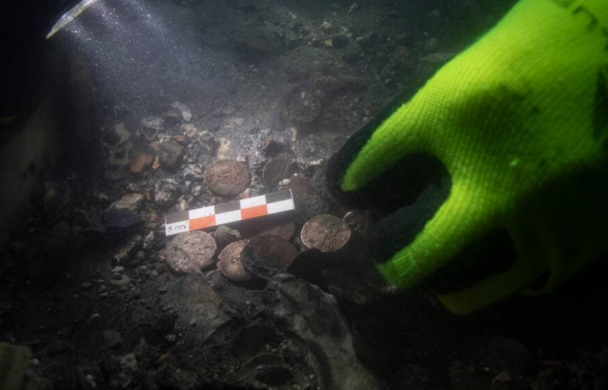 Kho báu này chứa hơn 800 đồng xu thời La Mã cổ đại. Ảnh: @Lionel ROUX_CCJ-(CNRS-AMU).