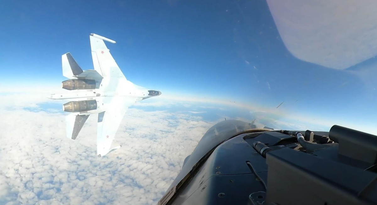 Các tiêm kích Mỹ nhanh chóng tiếp cận, nhận dạng và hộ tống máy bay Nga trong gần hai giờ đồng hồ. Cuộc chạm trán diễn ra hoàn toàn trên không phận quốc tế, trải dài hàng trăm hải lý, không xảy ra va chạm, song một chiếc Su-35 bất ngờ cơ động áp sát - động tác được NORAD nhận định mang tính “có chủ đích”, khiến bầu không khí thêm căng thẳng.