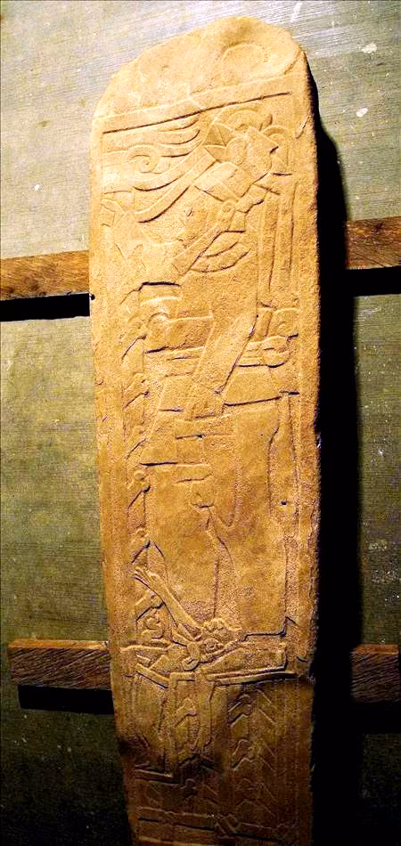 Đó là một tấm bia đá cổ thuộc nền văn minh Maya, ước tính có niên đại khoảng 1.000 năm tuổi. Ảnh: @Viện Nhân chủng học và Lịch sử Quốc gia Mexico.