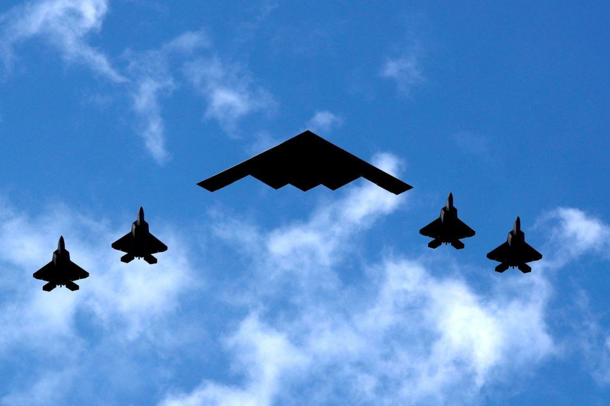 Các máy bay B-2 đã bay qua Thái Bình Dương, hướng đến đảo Guam và không có mệnh lệnh nào về việc điều các oanh tạc cơ này đi xa hơn hòn đảo. Tuy nhiên, đến sáng ngày 22/6 Việt Nam (tức tối ngày 21/6, giờ Mỹ), Tổng thống Trump thông báo trên mạng xã hội Truth Social rằng, Mỹ đã hoàn thành cuộc tấn công rất thành công vào 3 cơ sở hạt nhân ở Iran, bao gồm Fordow, Natanz và Esfahan. Ảnh: @ GMA Network.