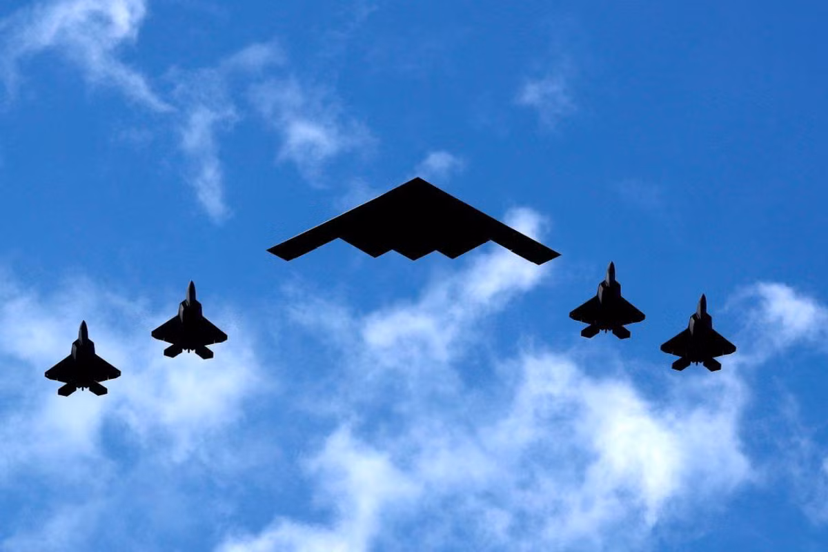 Các máy bay B-2 đã bay qua Thái Bình Dương, hướng đến đảo Guam và không có mệnh lệnh nào về việc điều các oanh tạc cơ này đi xa hơn hòn đảo. Tuy nhiên, đến sáng ngày 22/6 Việt Nam (tức tối ngày 21/6, giờ Mỹ), Tổng thống Trump thông báo trên mạng xã hội Truth Social rằng, Mỹ đã hoàn thành cuộc tấn công rất thành công vào 3 cơ sở hạt nhân ở Iran, bao gồm Fordow, Natanz và Esfahan. Ảnh: @ GMA Network.