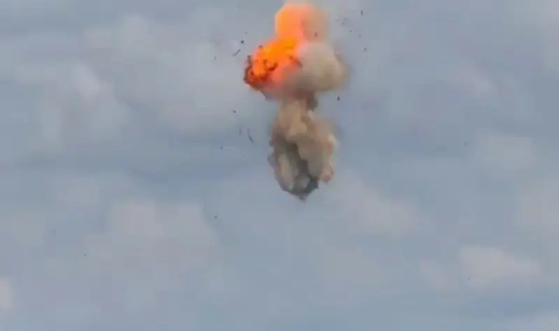 Ngoài ra, những cuộc tấn công bằng UAV cũng nhằm mục đích tâm lý, gửi thông điệp rằng chiến sự không chỉ giới hạn ở Donbass hay các khu vực tiền tuyến. Việc các vùng sâu trong lãnh thổ Nga như Tatarstan hay Samara phải đối phó với UAV cho thấy cuộc xung đột ngày càng lan rộng và khó kiểm soát.