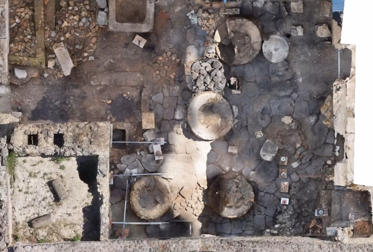 Các nhà khảo cổ học đến từ Công viên khảo cổ Pompeii khi tiến hành khai quật tại Khu vực IX, Insula 10, gần sườn dốc của thành phố cổ Pompeii, họ đã phát hiện ra một quần thể kiến trúc cổ xưa kỳ lạ, bí ẩn. Ảnh: @Công viên khảo cổ Pompeii.