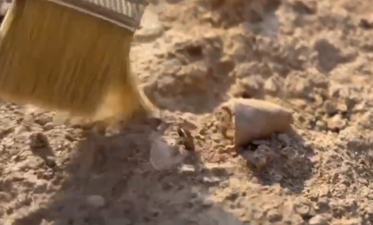 Các hiện vật được tìm thấy từ tàn tích cháy rụi của một khu phức hợp hành chính, được bảo quản dưới những lớp tro dày. Theo Bộ trưởng Văn hóa và Du lịch Thổ Nhĩ Kỳ Mehmet Nuri Ersoy, thành phố này có thể đã bị phá hủy bởi một trận hỏa hoạn lớn, nhưng các tấm bia đá vẫn còn nguyên vẹn một cách đáng kinh ngạc. Ảnh: @Bộ Văn hóa và Du lịch Thổ Nhĩ Kỳ.