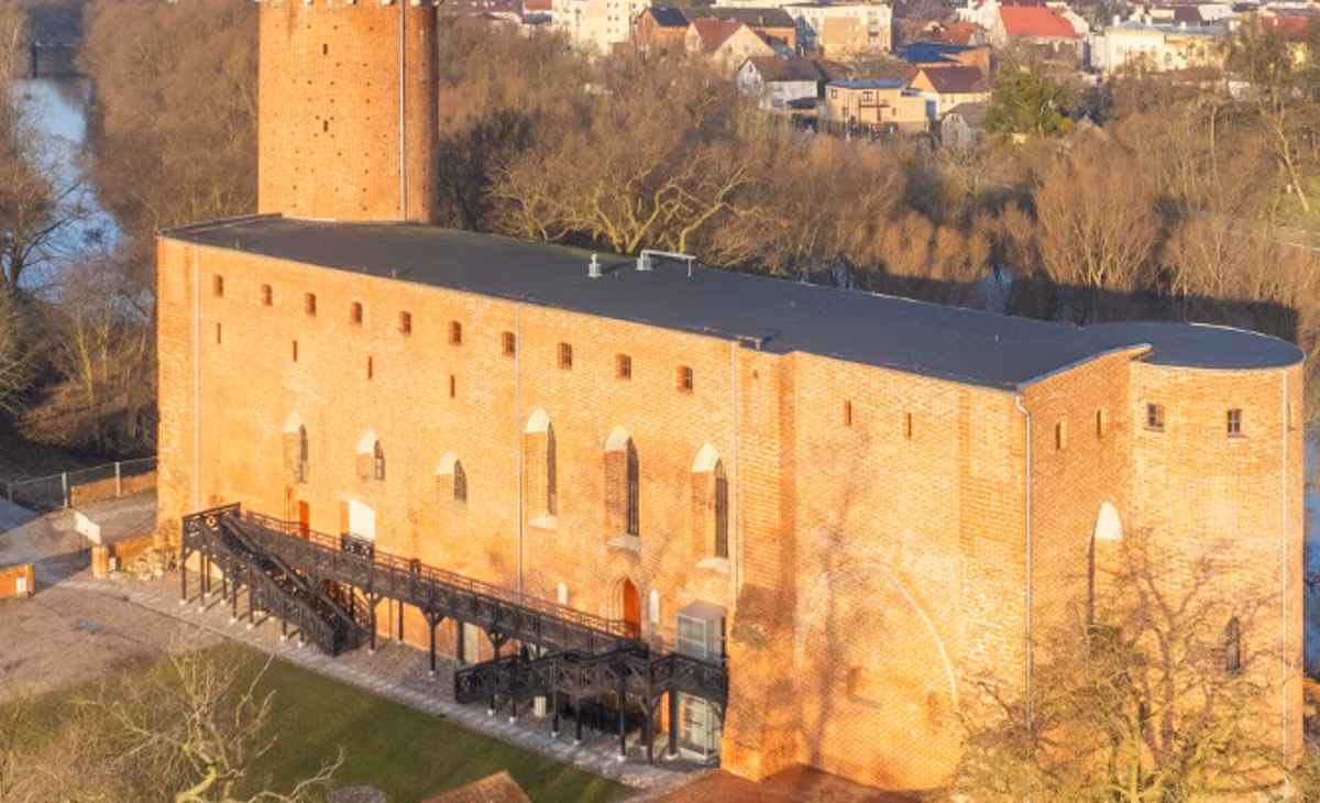 Chủ sở hữu đầu tiên được ghi chép lại, Công tước Bolesław III xứ Brzeg, và những cư dân quý tộc sau này hẳn đã từng tiếp đón các vị khách cấp cao ngay chính tại lâu đài này. Ảnh: @Đại học Wrocław.