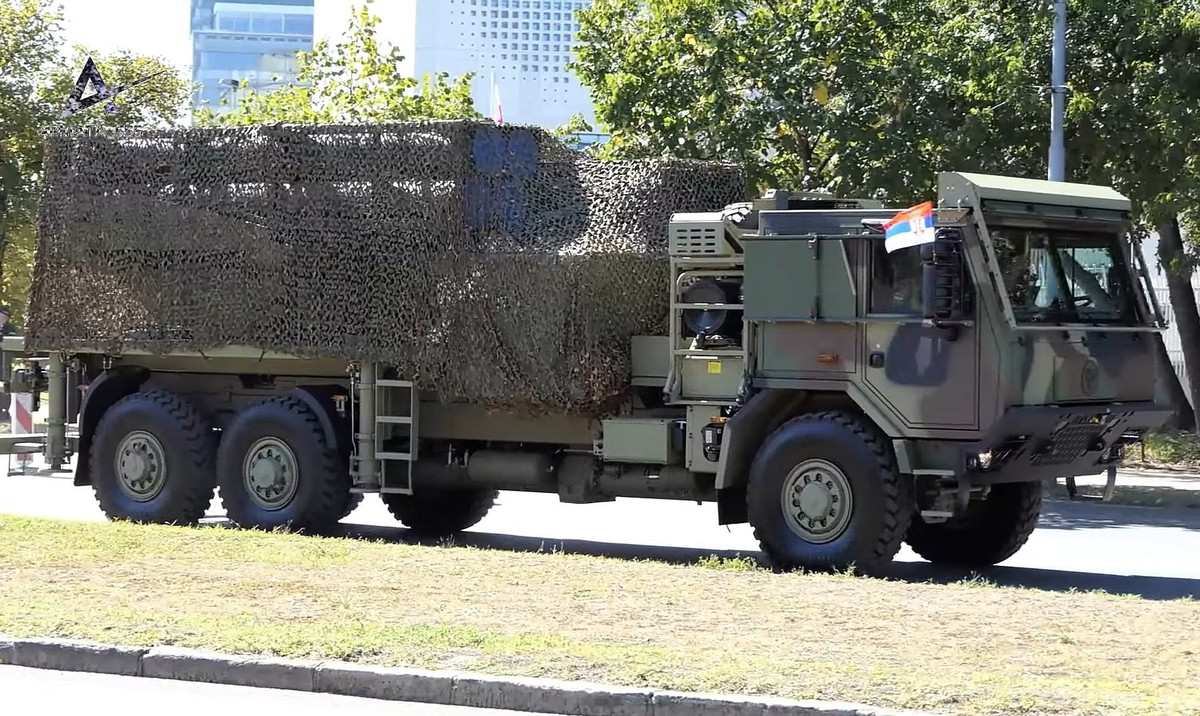 Ngoài ra còn có sự hiện diện của hệ thống pháo phản lực đa nòng PULS do Israel chế tạo. PULS có khả năng phóng nhiều loại đạn, trong đó phiên bản tầm xa đạt tới 300 km, cho phép Serbia mở rộng đáng kể khả năng tấn công chính xác vào các mục tiêu trọng yếu trong khu vực nếu cần thiết, đồng thời nâng cao năng lực răn đe chiến lược.