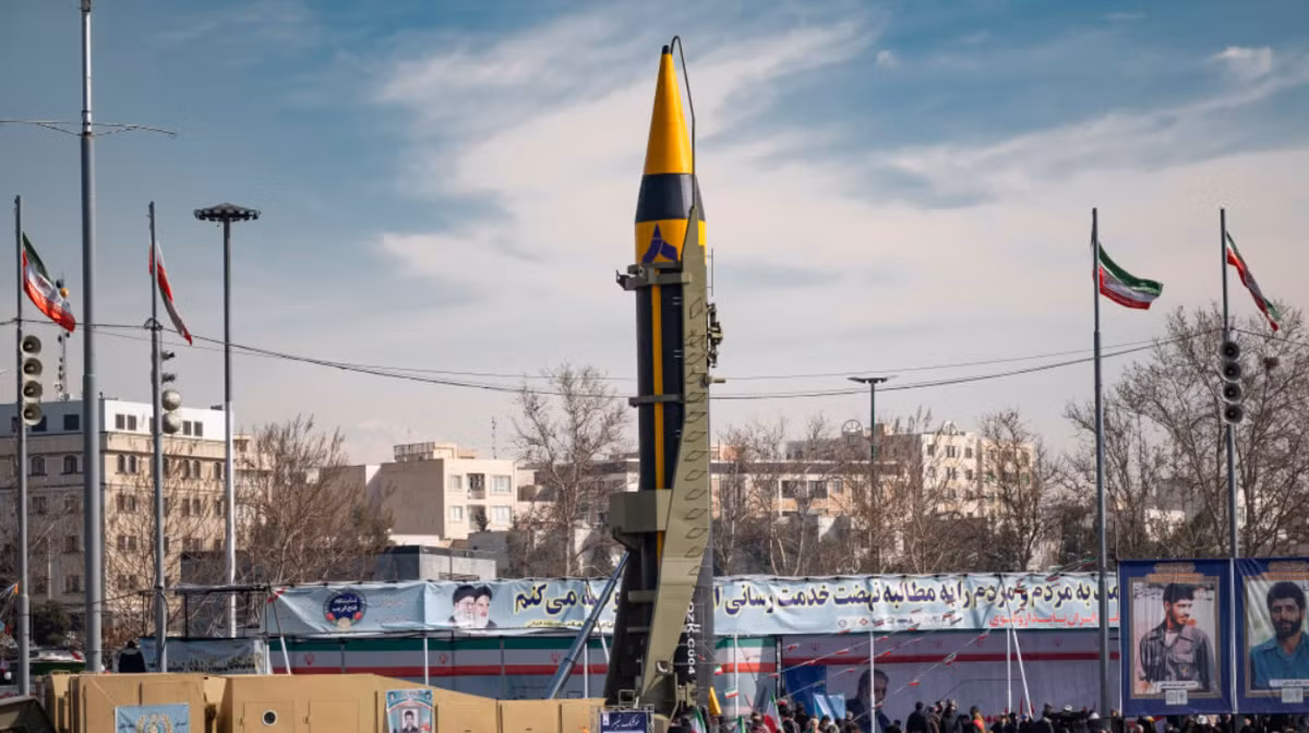 Một số tên lửa này, chẳng hạn như Kheibar Shekan, được trang bị các phương tiện tái nhập có thể điều khiển được với các vây điều khiển và định vị vệ tinh, để tăng độ chính xác. Iran tuyên bố đã phát triển một biến thể của Kheibar Shekan, được gọi là Fattah, có thể bay theo quỹ đạo siêu thanh qua bầu khí quyển, điều này sẽ khiến việc đánh chặn trở nên khó khăn hơn rất nhiều. Ảnh: @Morteza Nikoubazl.