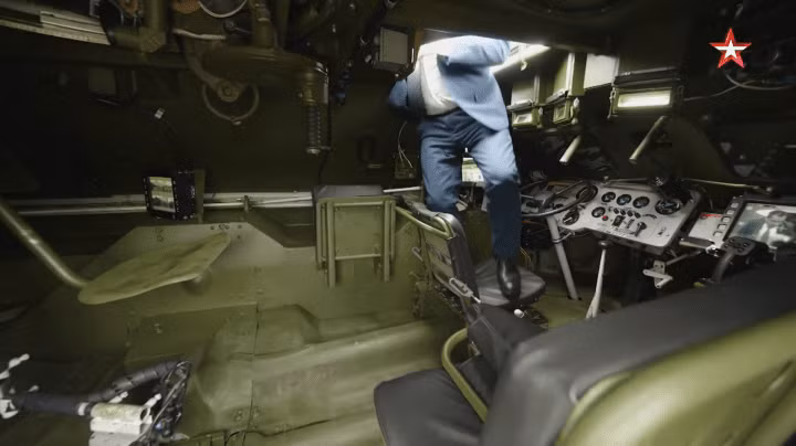 Khoang điều khiển được làm lại với màn hình kỹ thuật số và hệ thống camera giám sát 360 độ. Lái xe và chỉ huy có thể quan sát toàn cảnh, giảm nguy cơ phục kích và nâng cao hiệu quả tác chiến đô thị.