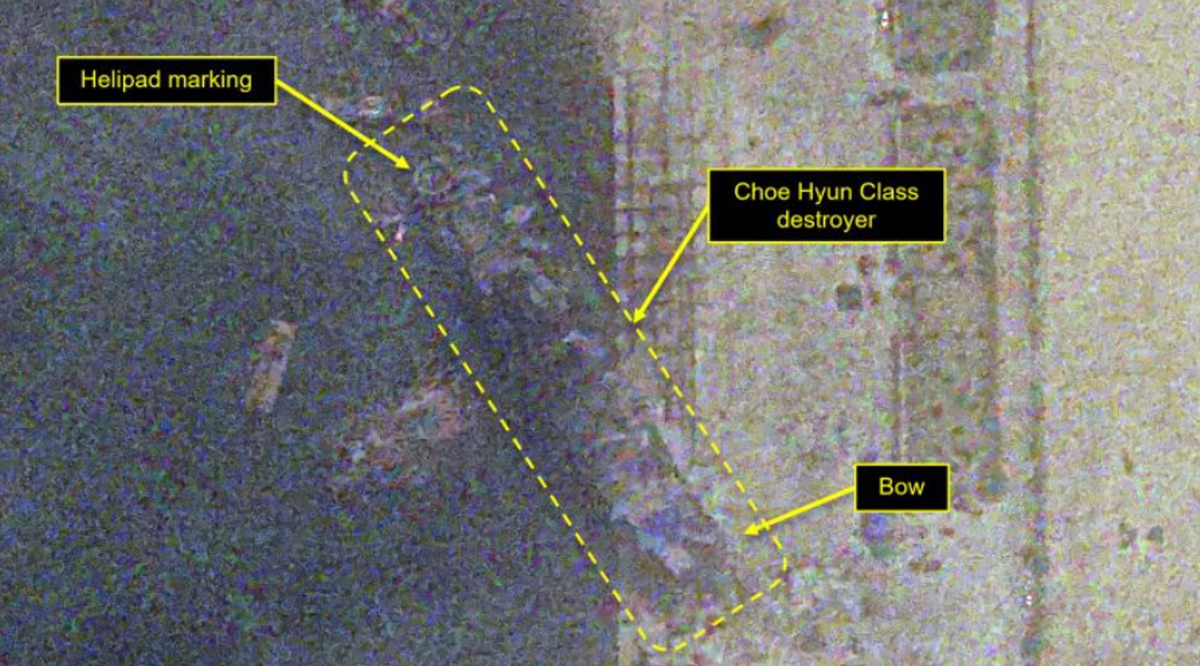 Mặc dù có mây nhẹ bao phủ phía trên, nhưng không quá khó để nhận thấy, phần sàn bay (dành cho bãi đáp trực thăng), cùng đuôi tàu, hình dáng tổng thể của con tàu có vẻ đã thay đổi ổn định trở lại. Ảnh: @Pleiades NEO/Airbus DS 2025.