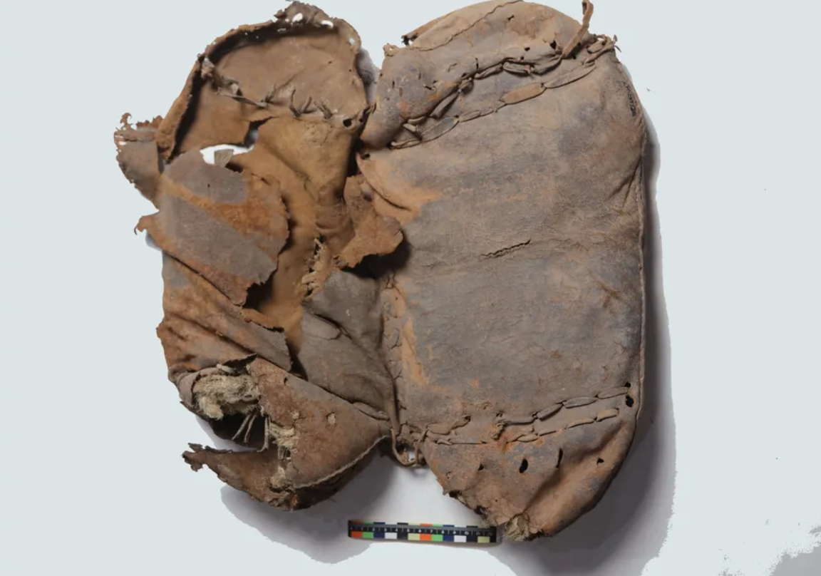 Theo một nghiên cứu được công bố trên tạp chí Nghiên cứu Khảo cổ học ở châu Á, yên ngựa này được làm từ hai miếng đệm da bò. Ảnh: @Patrick Wertmann.