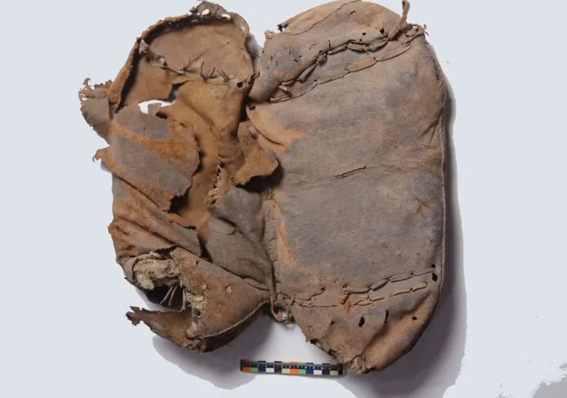 Theo một nghiên cứu được công bố trên tạp chí Nghiên cứu Khảo cổ học ở châu Á, yên ngựa này được làm từ hai miếng đệm da bò. Ảnh: @Patrick Wertmann.