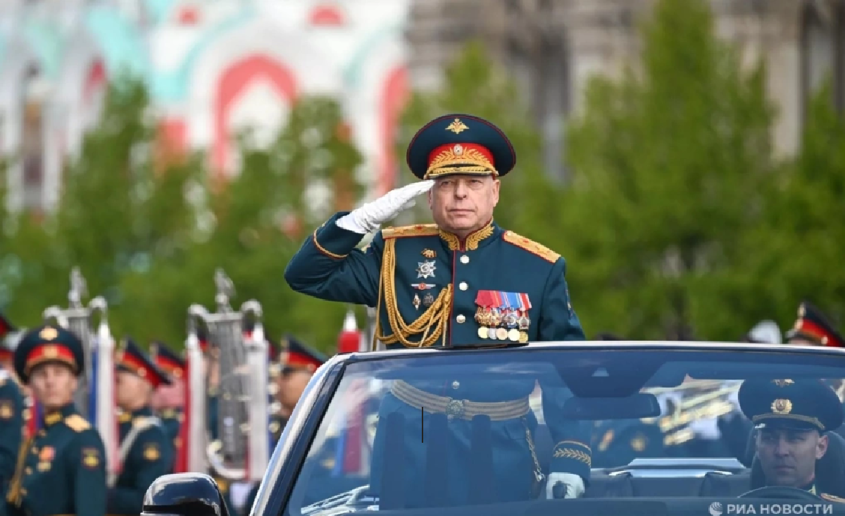Ở cánh trái của vùng lồi này, Nga cũng gia tăng áp lực tấn công và vừa bổ nhiệm Thượng tướng Valery Solodchuk – người giành chiến thắng tại mặt trận Kursk – làm Tư lệnh Cụm tác chiến Trung tâm, thay thế Thượng tướng Mordvichev. Đây được cho là động thái cho thấy Nga đang ưu tiên đánh chiếm Pokrovsk và Myrnorad làm mục tiêu chủ lực. Ảnh: RIA Novosti