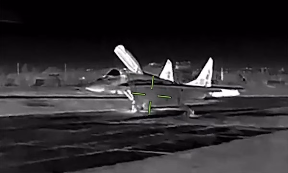 Ở trên không, Moscow tuyên bố bắn hạ một tiêm kích Su-27 và đánh chặn 280 UAV, cùng 13 tên lửa HIMARS trong 24 giờ. Đây được xem là một trong những mức đánh chặn lớn nhất từ đầu chiến dịch, phản ánh cường độ sử dụng UAV và tên lửa tầm xa ngày càng cao.