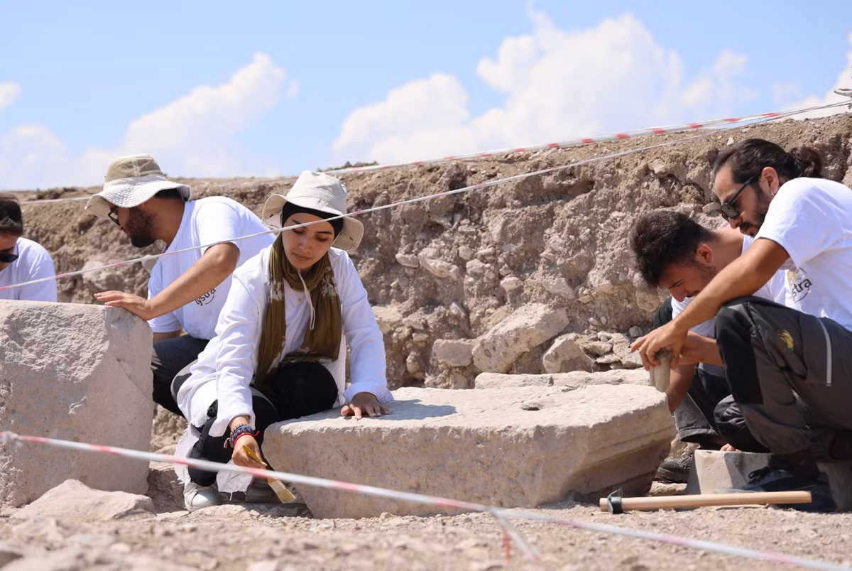 Phó Giáo sư Tiến sĩ Mimiroğlu giải thích rằng, công trình này rất có thể đã bị phá hủy trong cuộc chinh phạt của người Hồi giáo và nhóm nghiên cứu đã phát hiện dấu vết của một vụ hỏa hoạn lớn. Ảnh: @Bộ Văn hóa và Du lịch Thổ Nhĩ Kỳ.