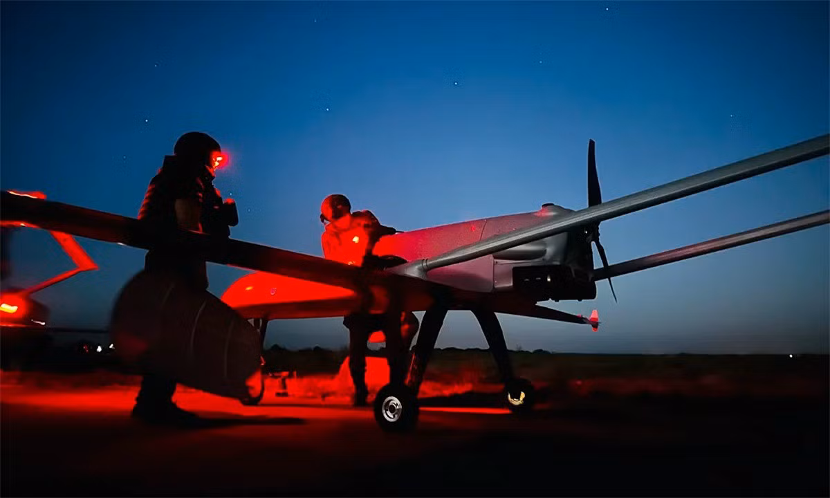 Các nhiệm vụ tác chiến này, được triển khai bởi nhiều đơn vị tinh nhuệ thuộc Lực lượng Hệ thống Không người lái Ukraine, phối hợp chặt chẽ với Trung tâm Tấn công sâu mới thành lập. Cách tổ chức này phản ánh mức độ chuyên nghiệp và khả năng hiệp đồng ngày càng cao của các đơn vị UAV Ukraine.